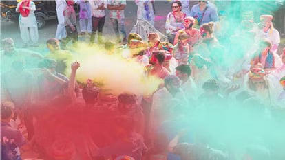 Holi 2024: होली में रंग-गुलाल बढ़ा सकते हैं सांसों की दिक्कत, अस्थमा रोगियों के लिए डॉक्टर ने बताए जरूरी टिप्स